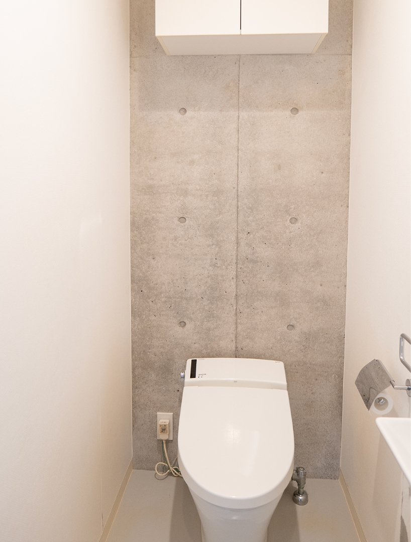 1階トイレ。一般的な寸法よりも幅が広いです。（2024年2月撮影）
