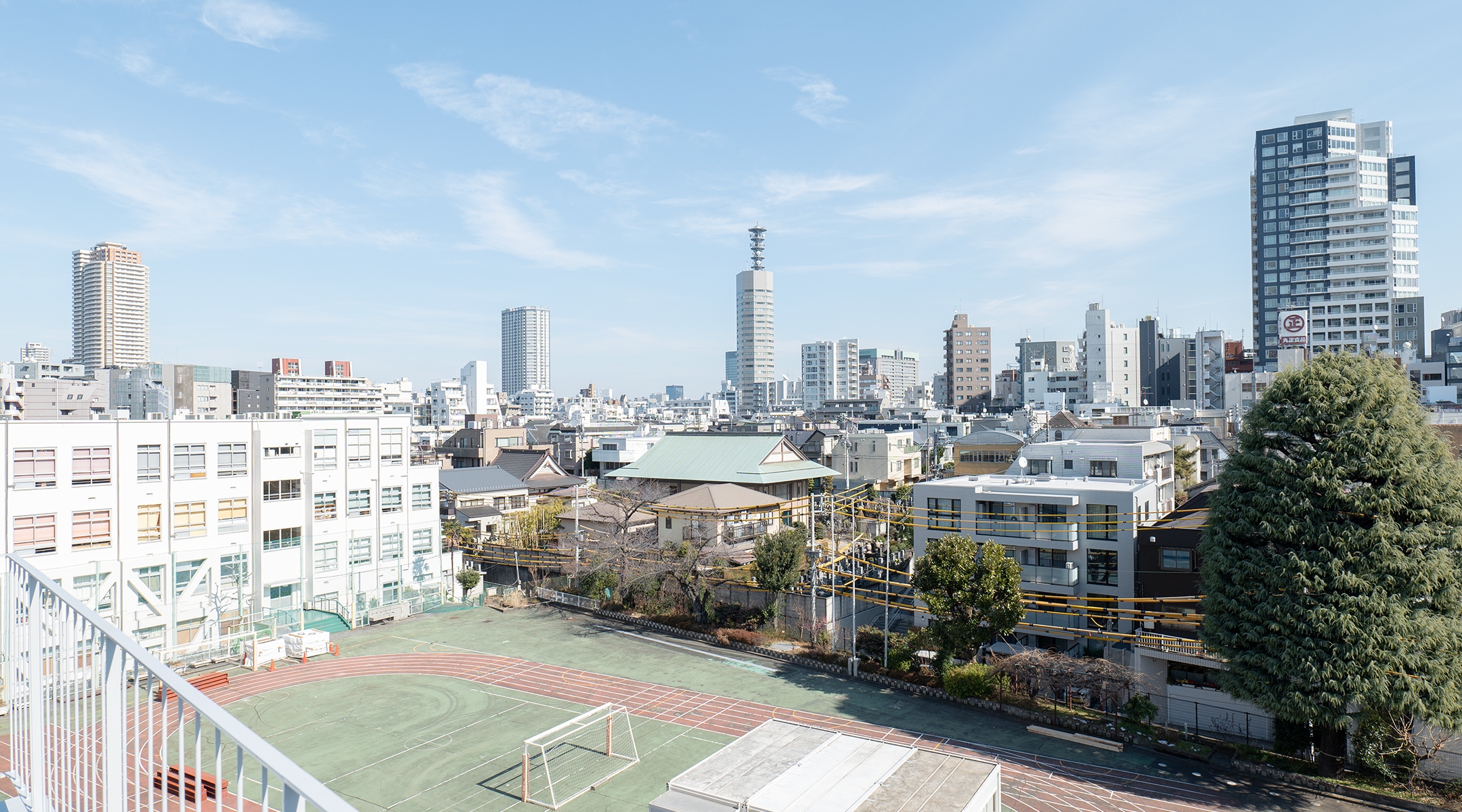 屋上の眺望。隣接する東京おもちゃ美術館の空地。（2024年2月撮影）
