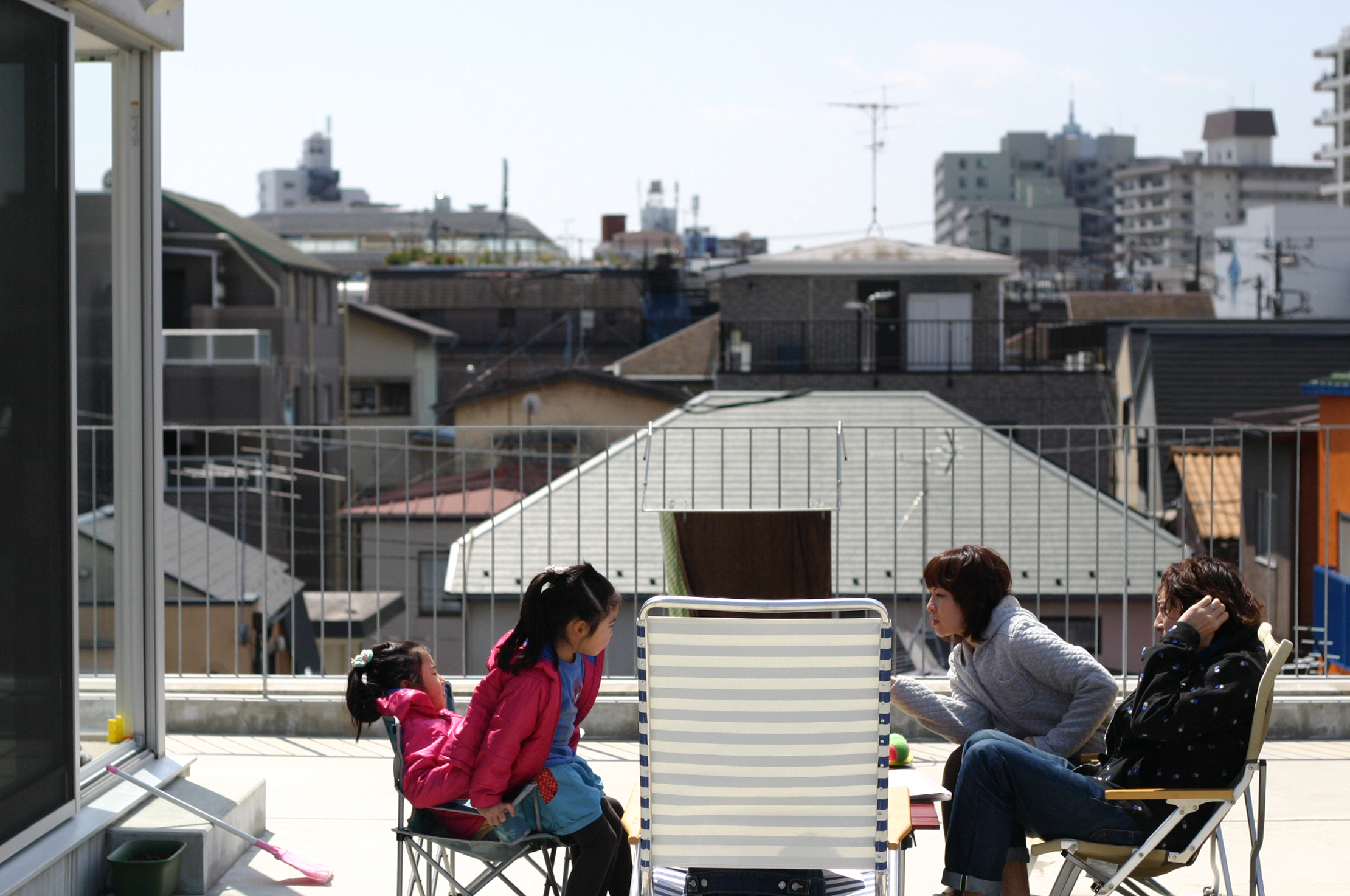 休みの日には、屋上でテーブルを広げて家族で団らん
