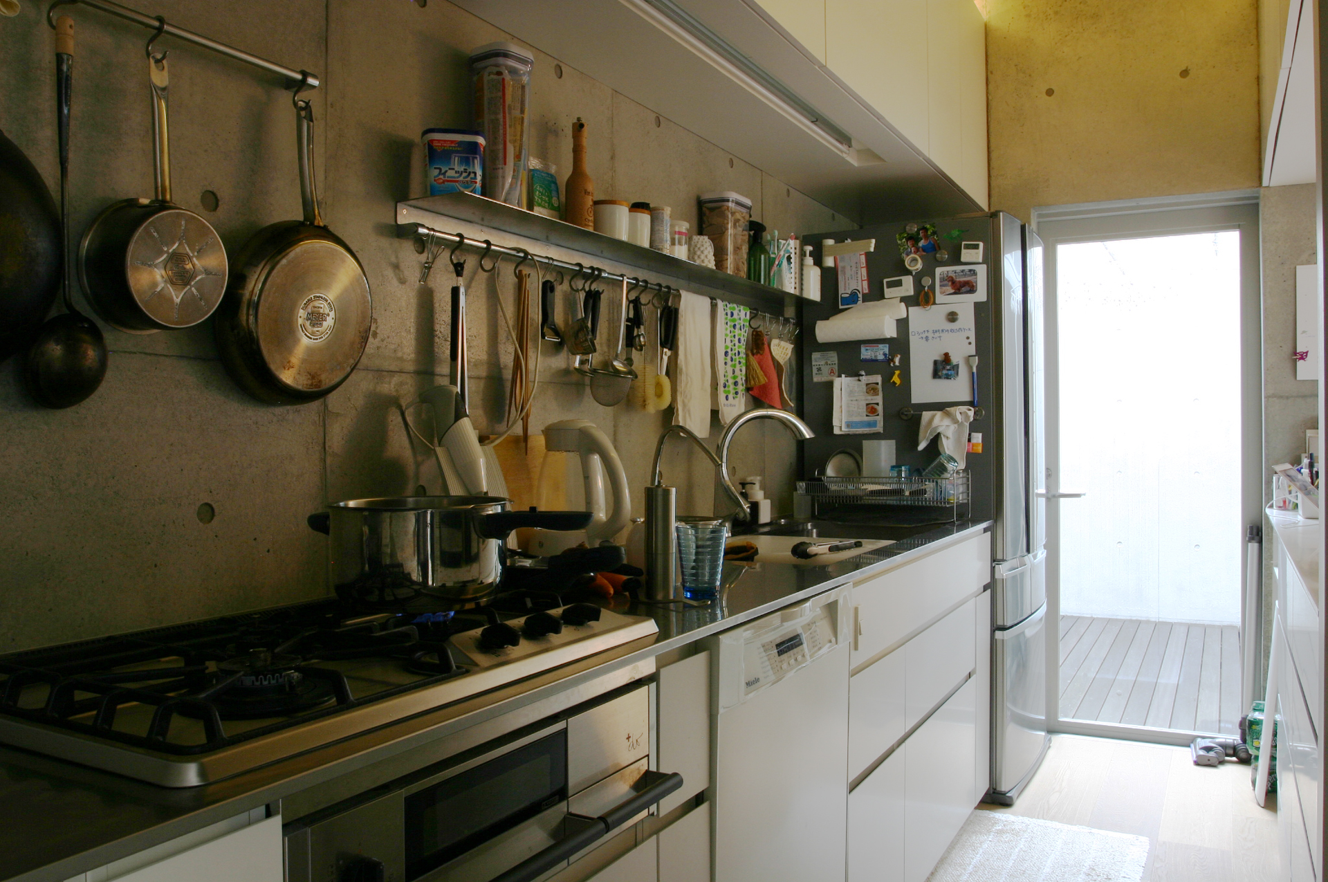食洗機や冷蔵庫がすっきり納まったキッチン