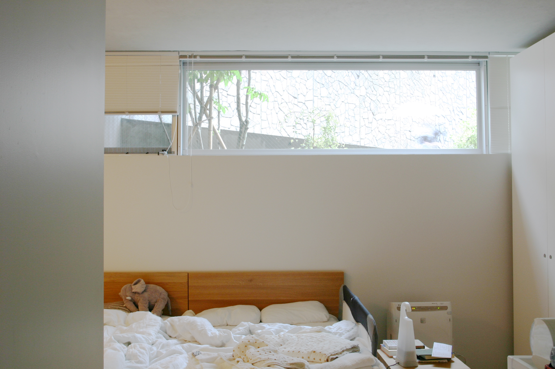家族全員で「田の字」に寝る寝室。将来的には収納でふたつの空間に分けられる。