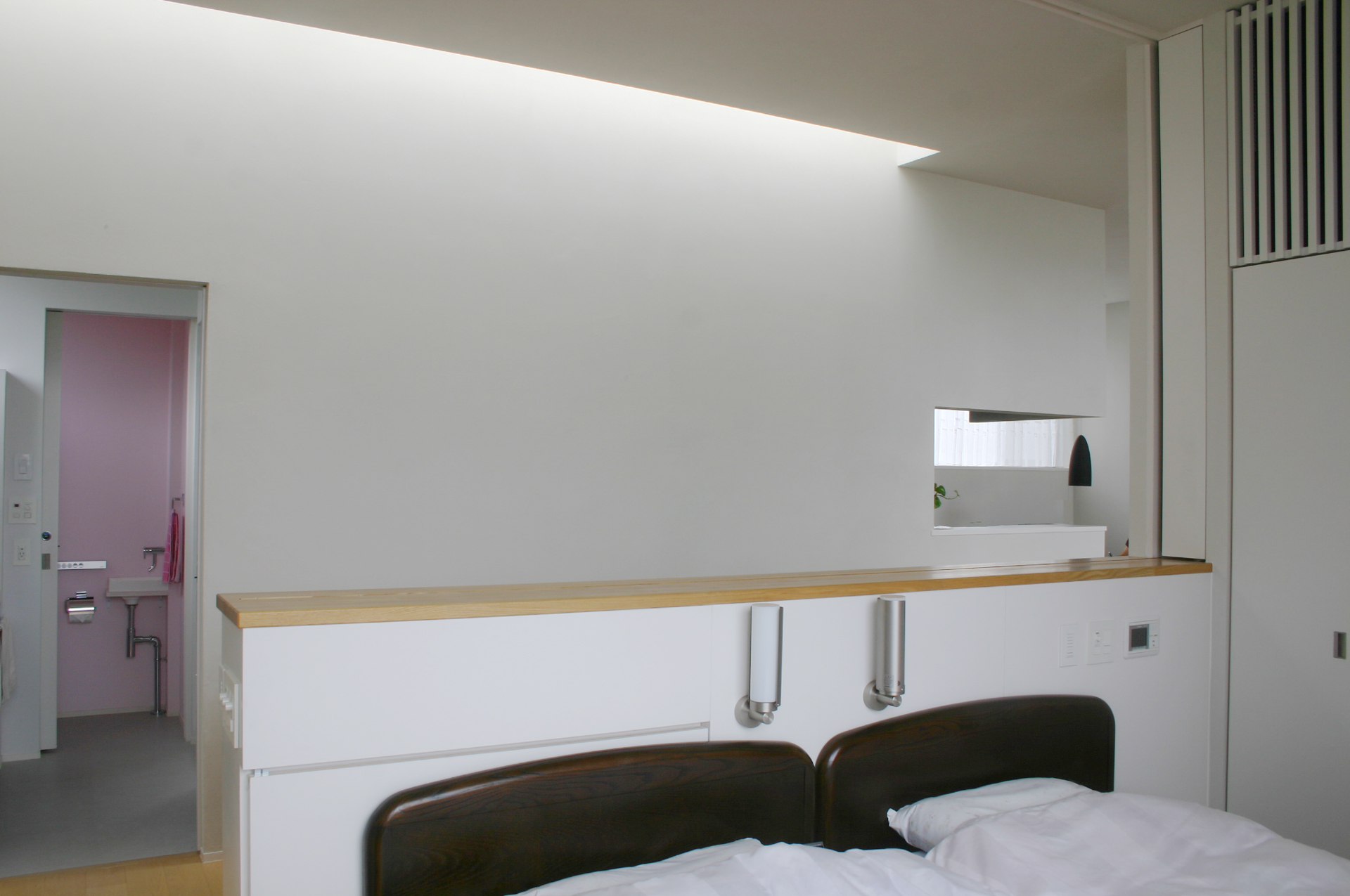 寝室は、壁に収納されている障子で明るさを調整できる