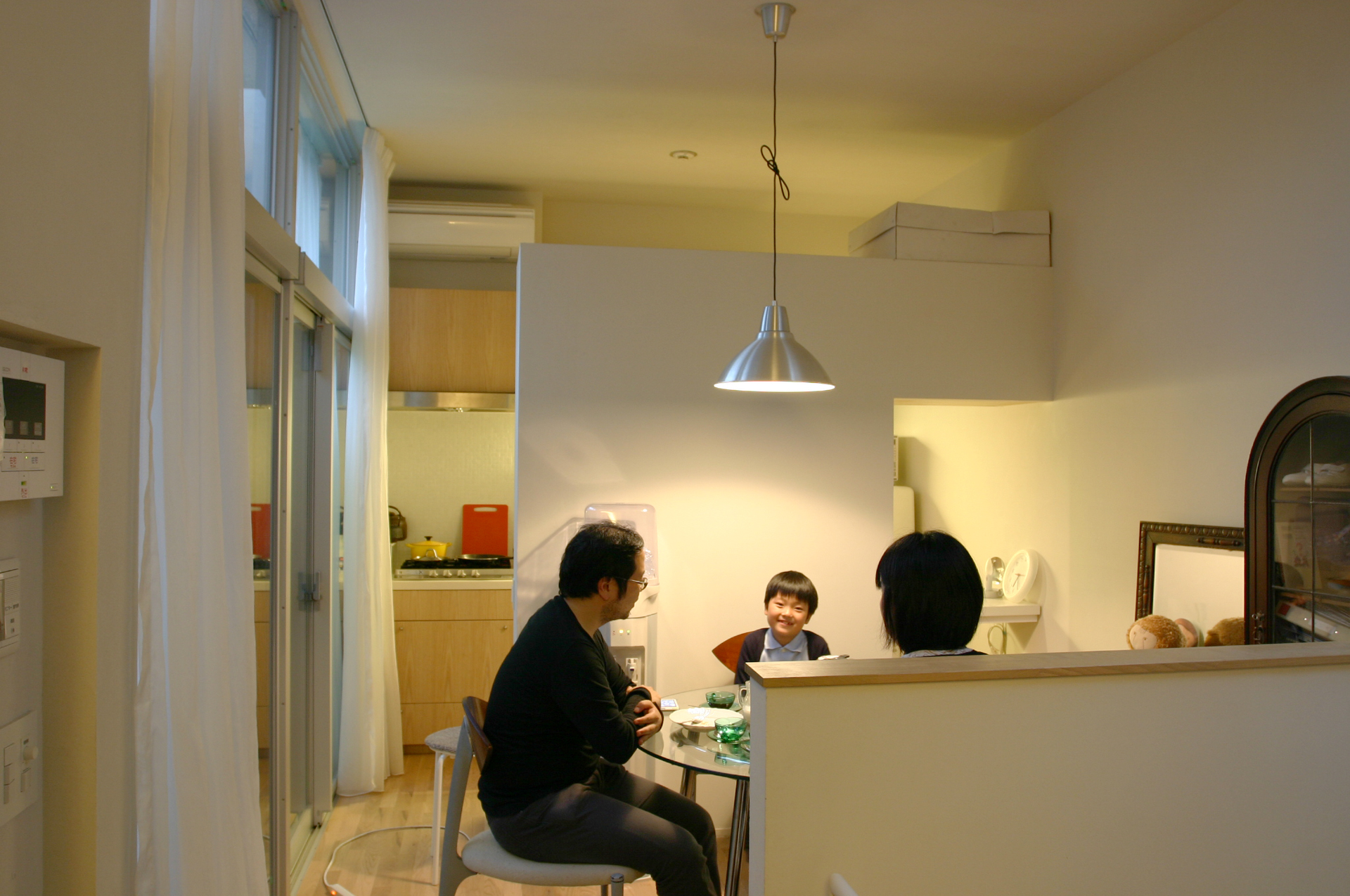 ダイニング。床から天井までの壁がないため、どこにいても家族の気配が感じられる。