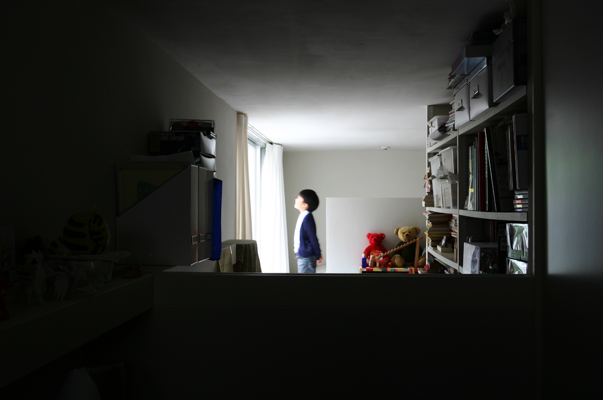 奥から寝室・書斎・子供部屋。地階は天井高を抑え、落ち着ける空間に。
