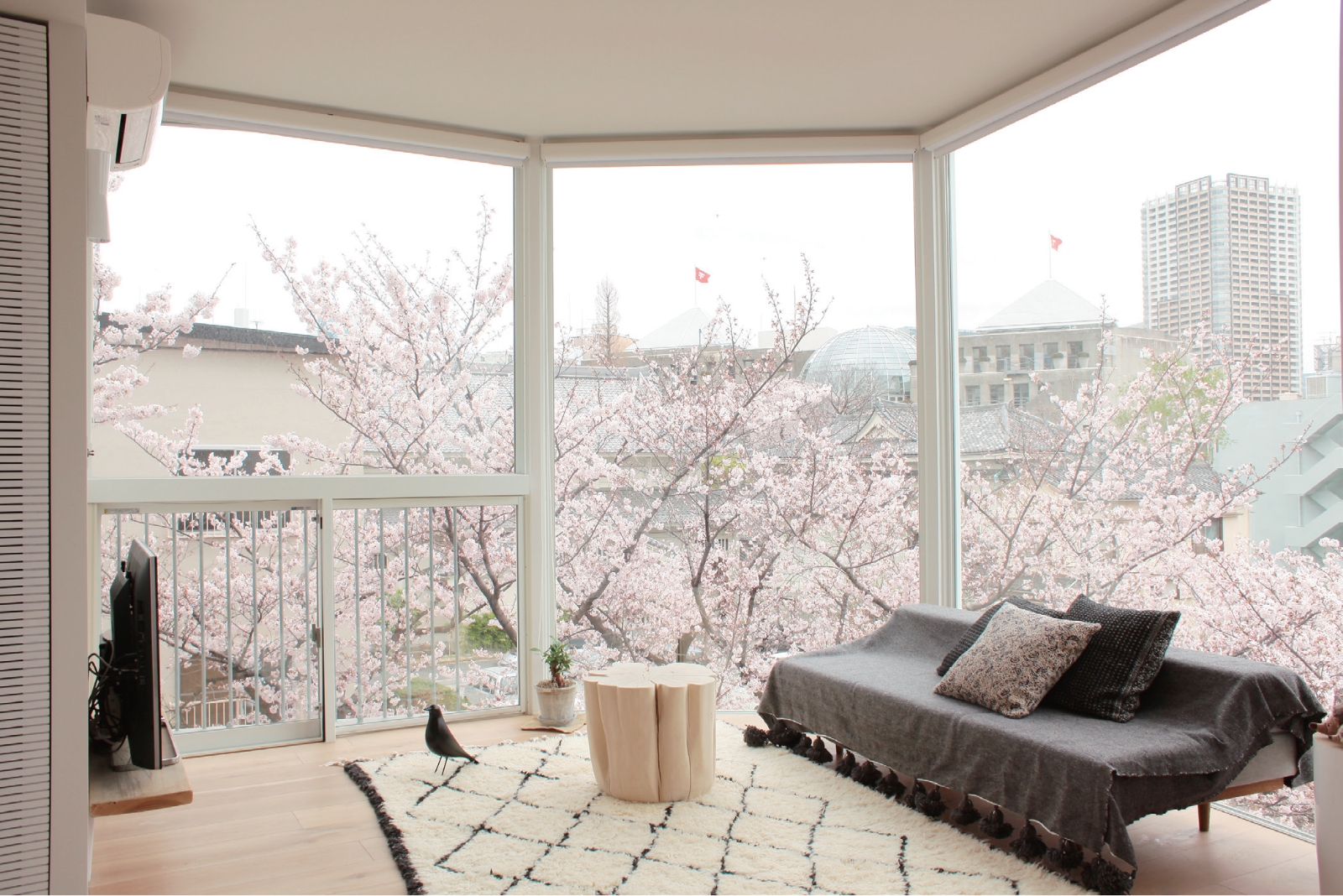 桜の木よりも少し高い位置で、眺望も開けているリビング。