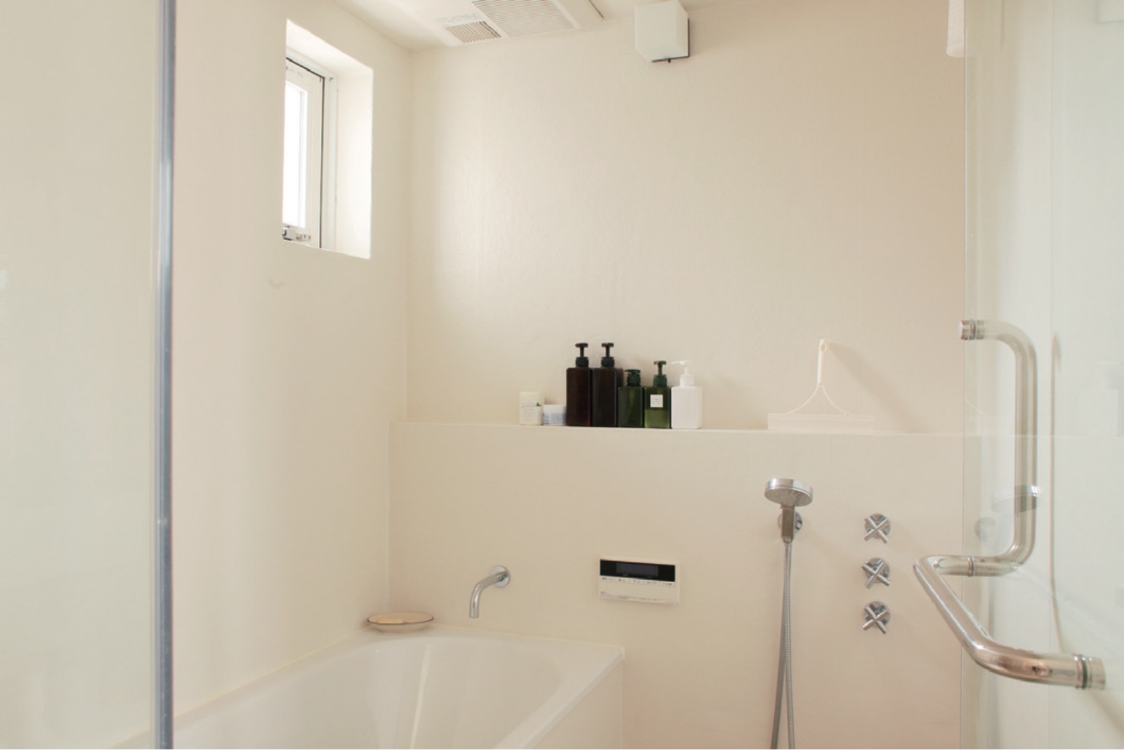 浴室は白を基調に。設計当初から心に決めていたカルデバイの浴槽。