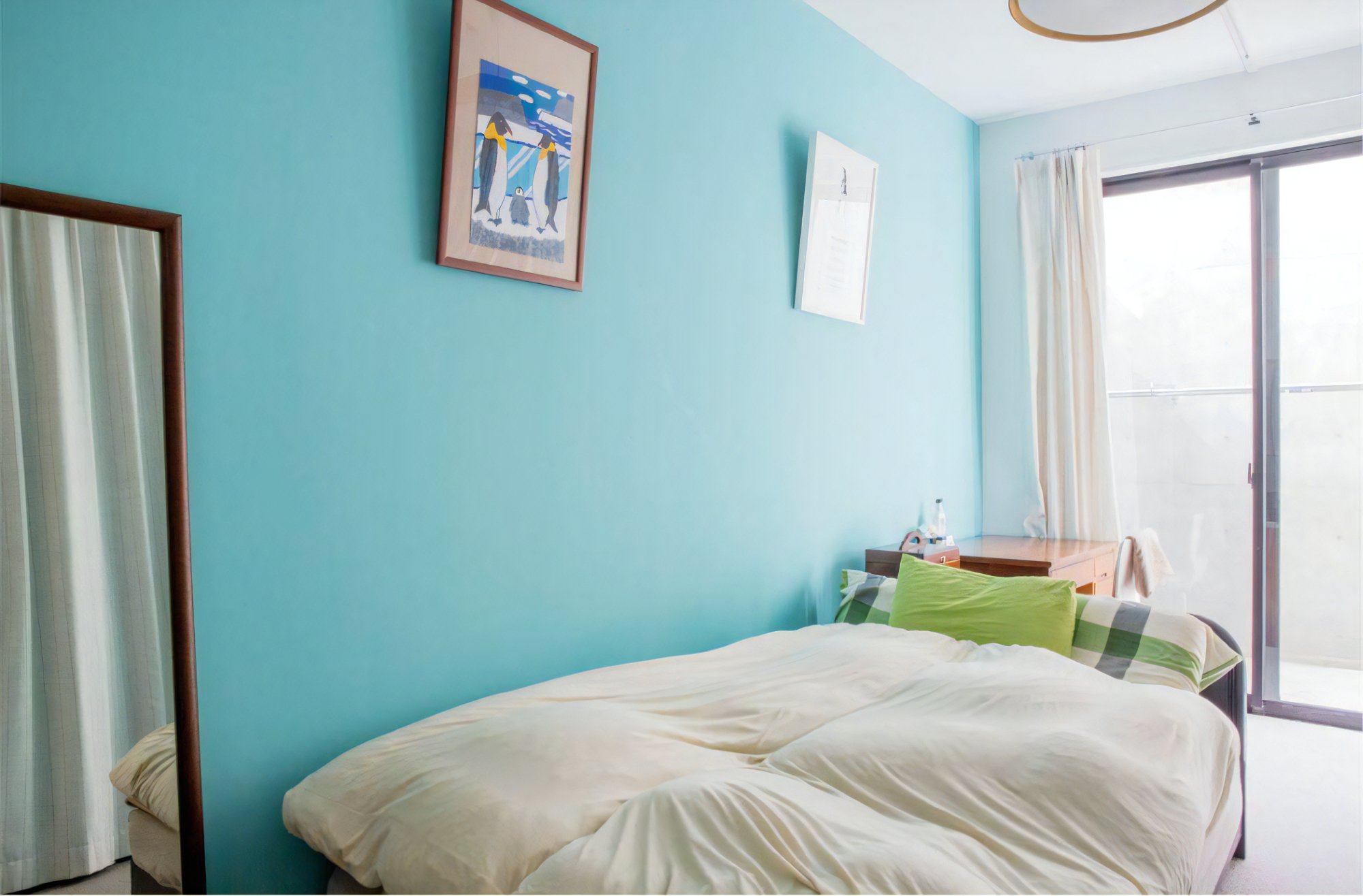 鮮やかなブルーが印象的な主寝室。ドライエリアから穏やかに陽が入る。