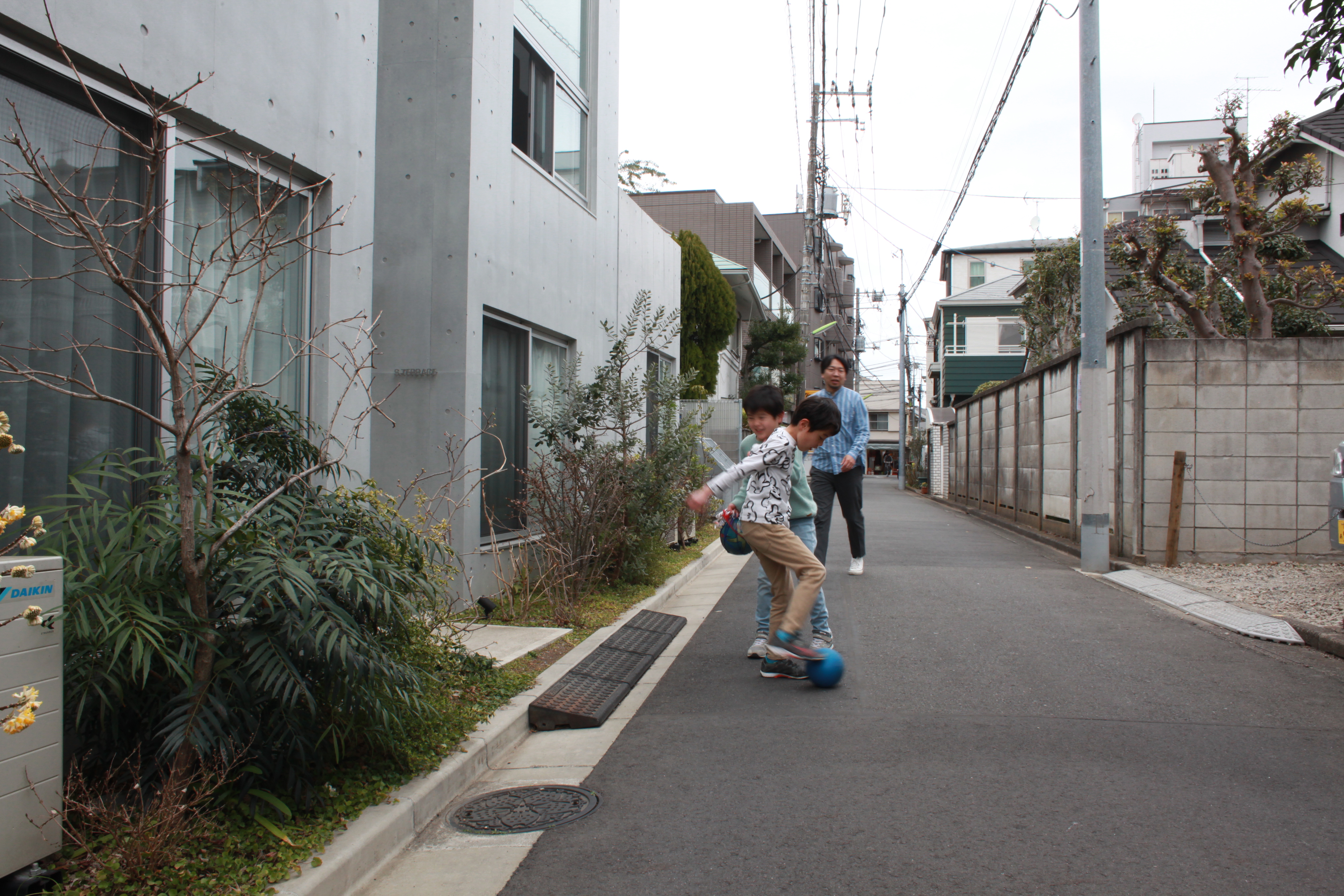 人通りの多すぎない、世田谷らしさがある路地。親子でボール遊び