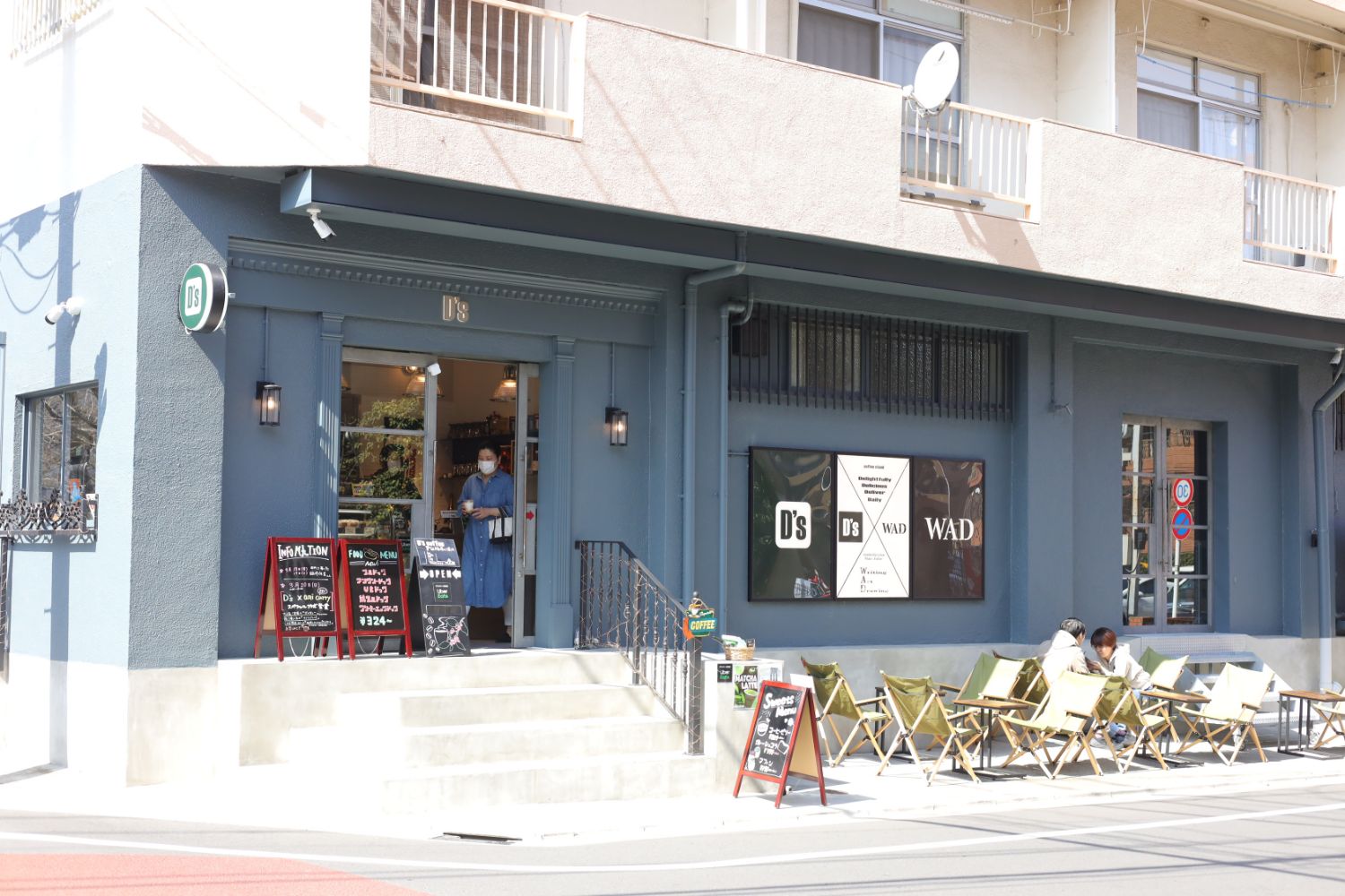 D’s Coffee　福岡で人気のmanucoffeの豆を使用。 併設されているWADは24時間利用可能なアトリエサービス。