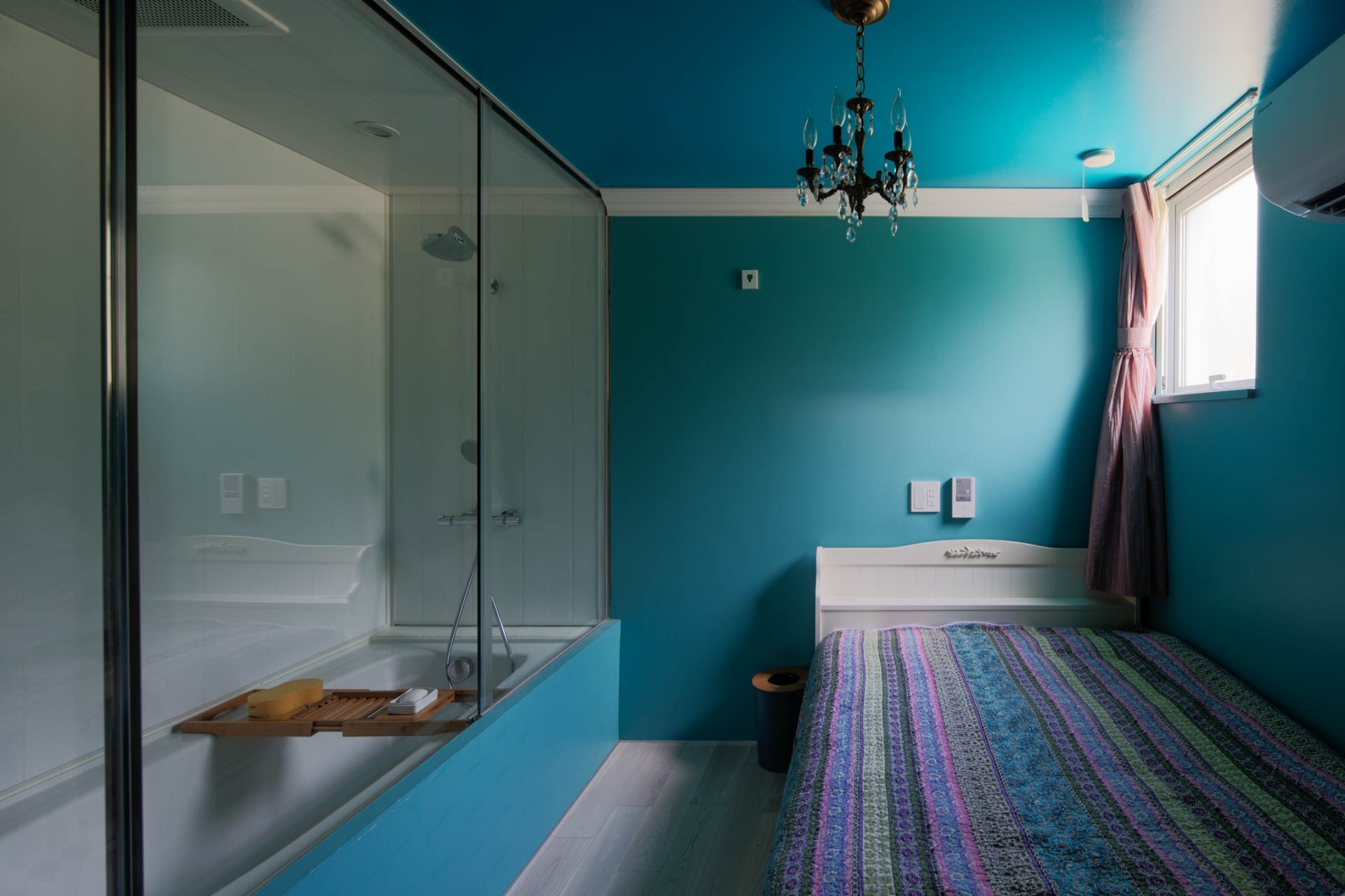 ホテルのようなバスルーム、青が印象的