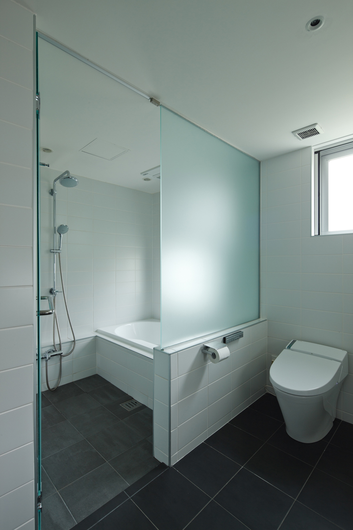 シンプルなタイルにJAXSONのバスタブが際立つ2階浴室。