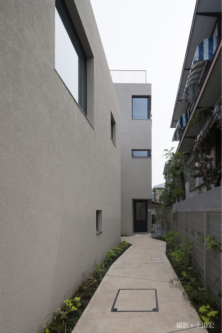 外観。建築家による端正なデザインです。写真正面が販売住戸の玄関です。