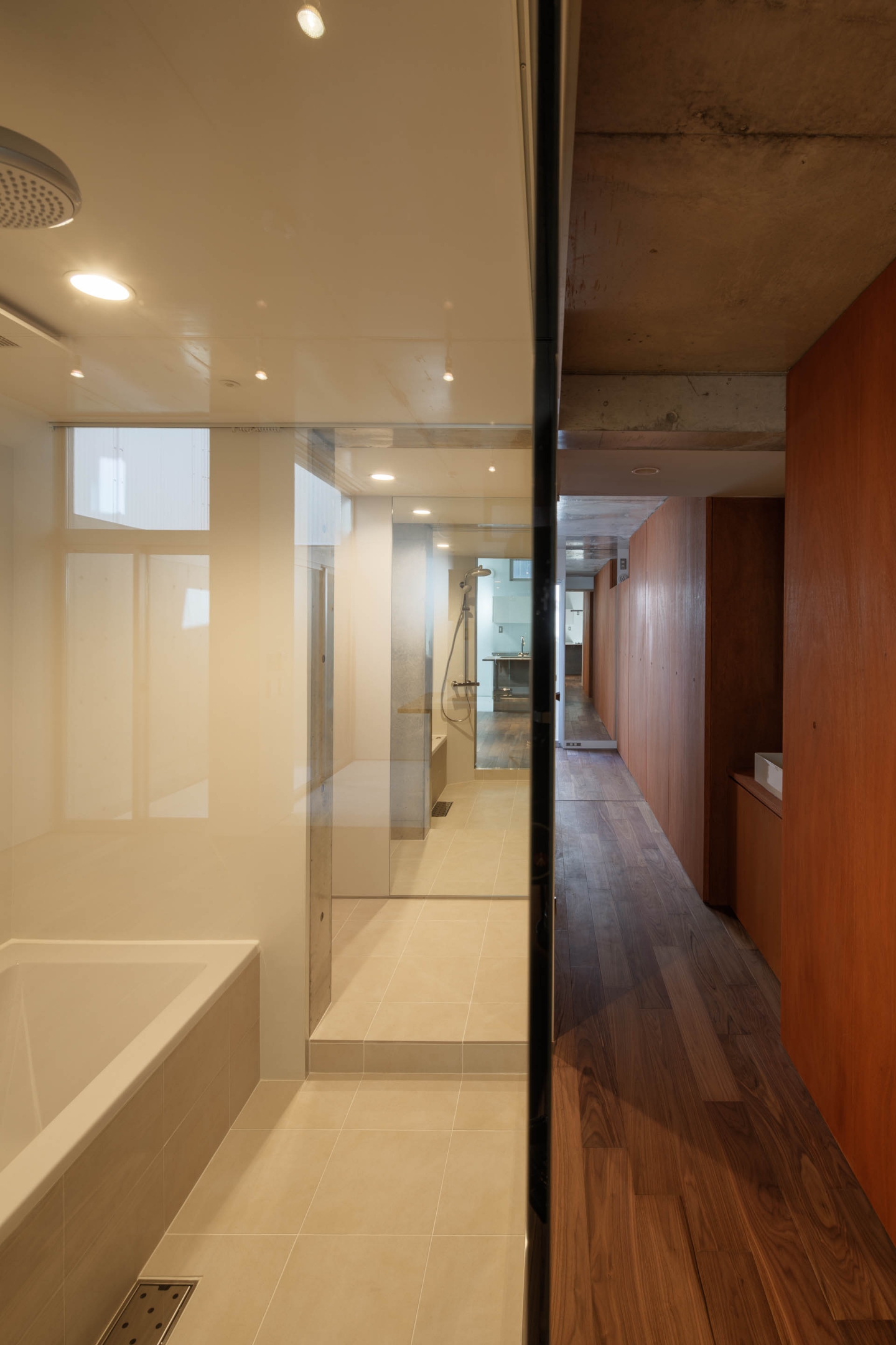 LDKと居室つなぐ廊下＊廊下に洗面と大容量の収納を配置しています。