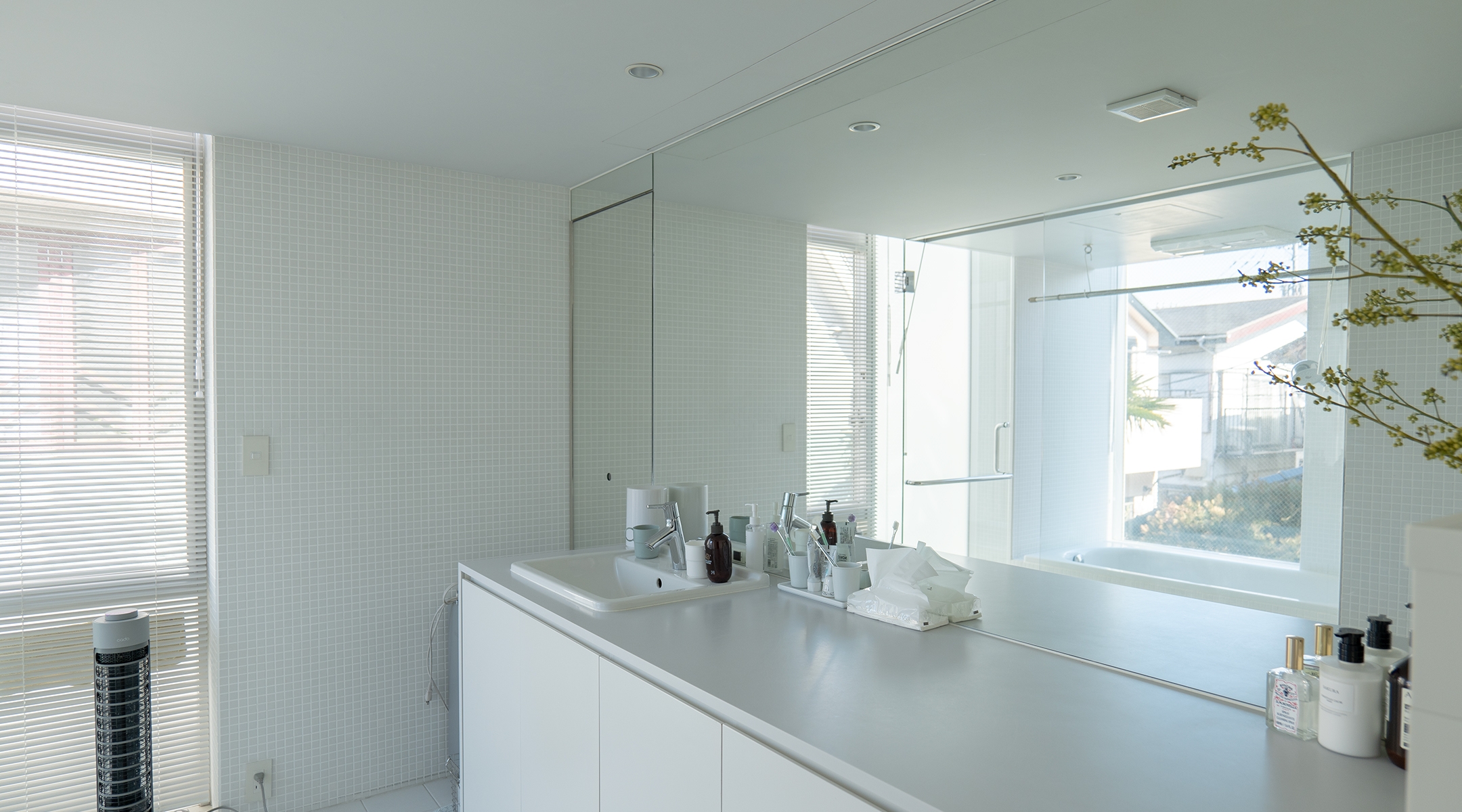 2階洗面スペース。白を基調とした清潔感のある広い洗面所です。（2024年2月撮影）