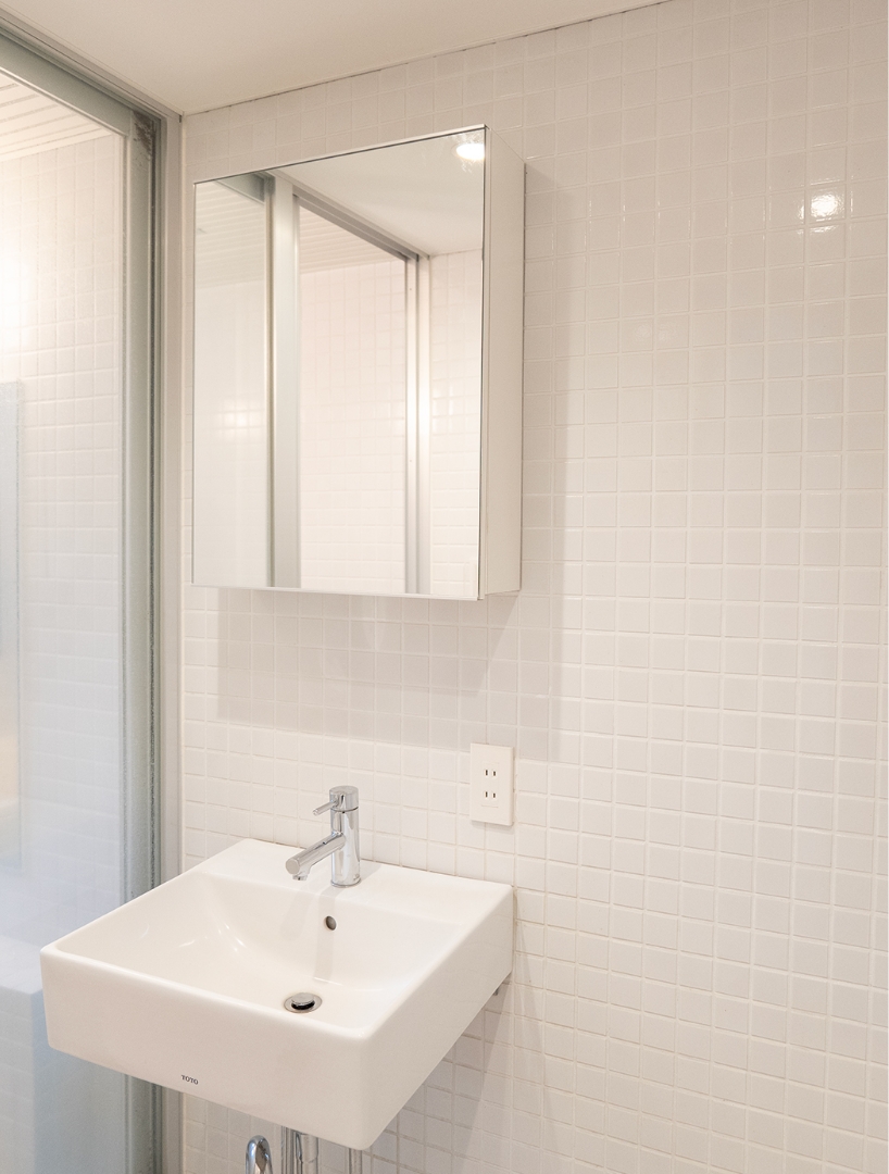 1階洗面所。白を基調とした洗面浴室です。（2024年2月撮影）