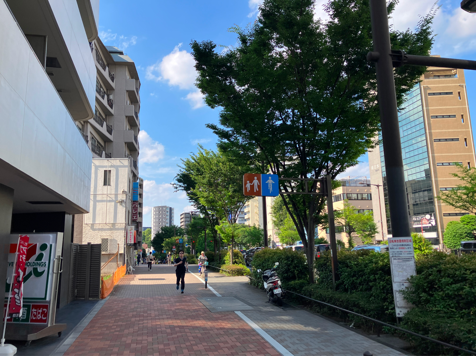 駅までは歩車分離され快適です