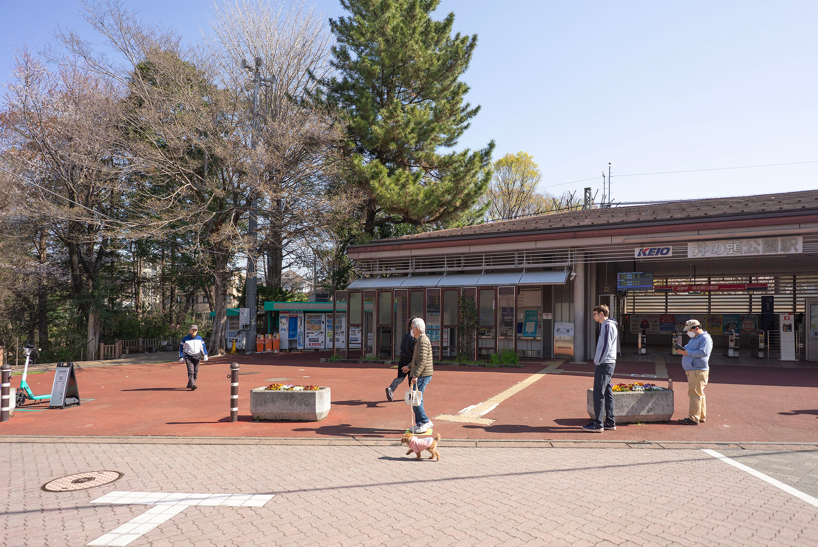 井の頭公園駅 ｜ 駅前とは思えないのんびりした雰囲気