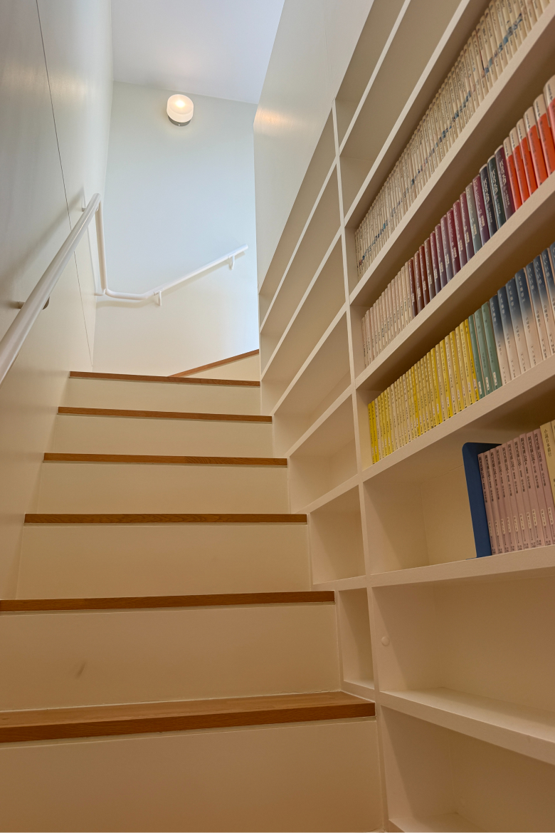 2階から屋上へ上がる階段は大容量の書庫でもあります。