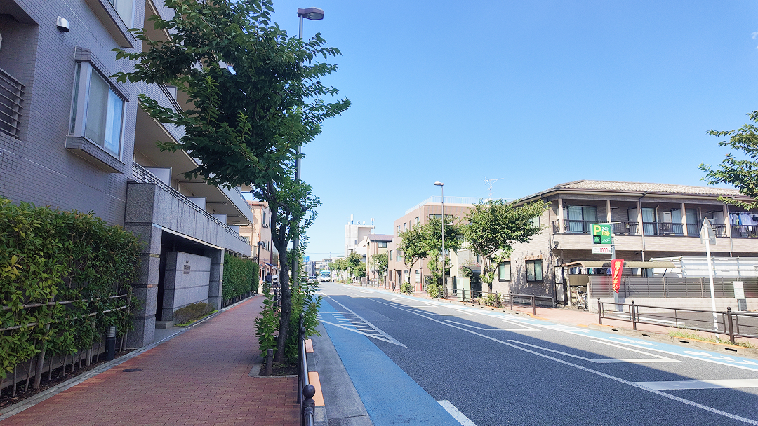 計画地近くの都市計画道路｜ 電柱が地中化された計画地と駅を繋ぐ綺麗な道路