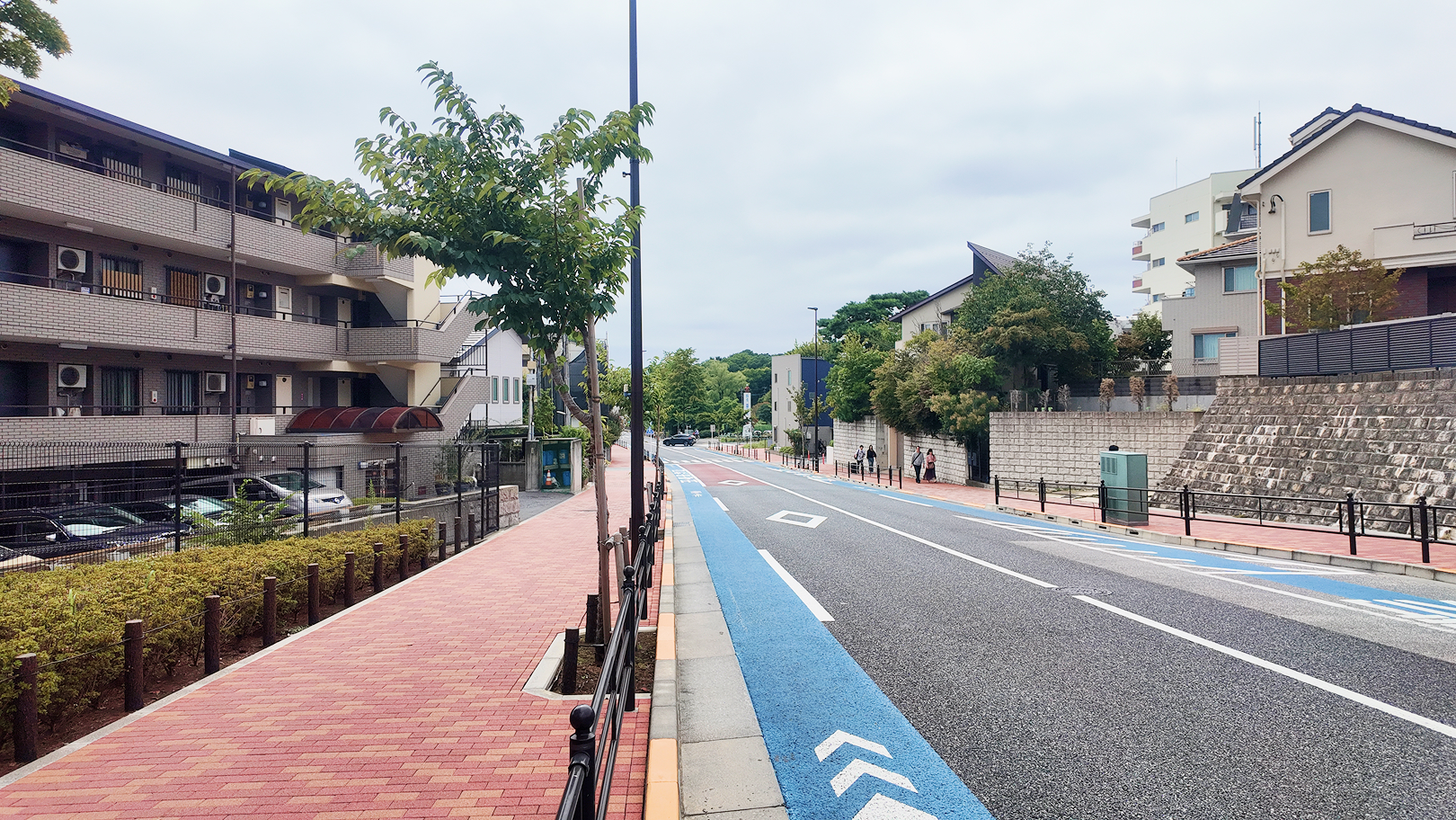 整備された都市計画道路｜電柱地中化の歩車道分離道路