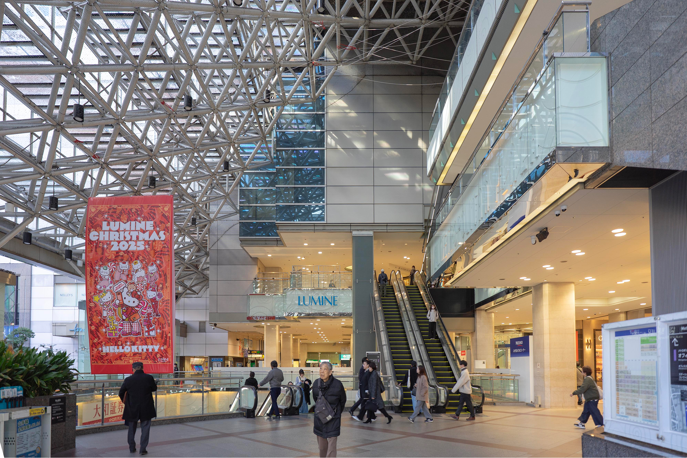 ルミネ池袋と東武百貨店｜計画地から徒歩14分