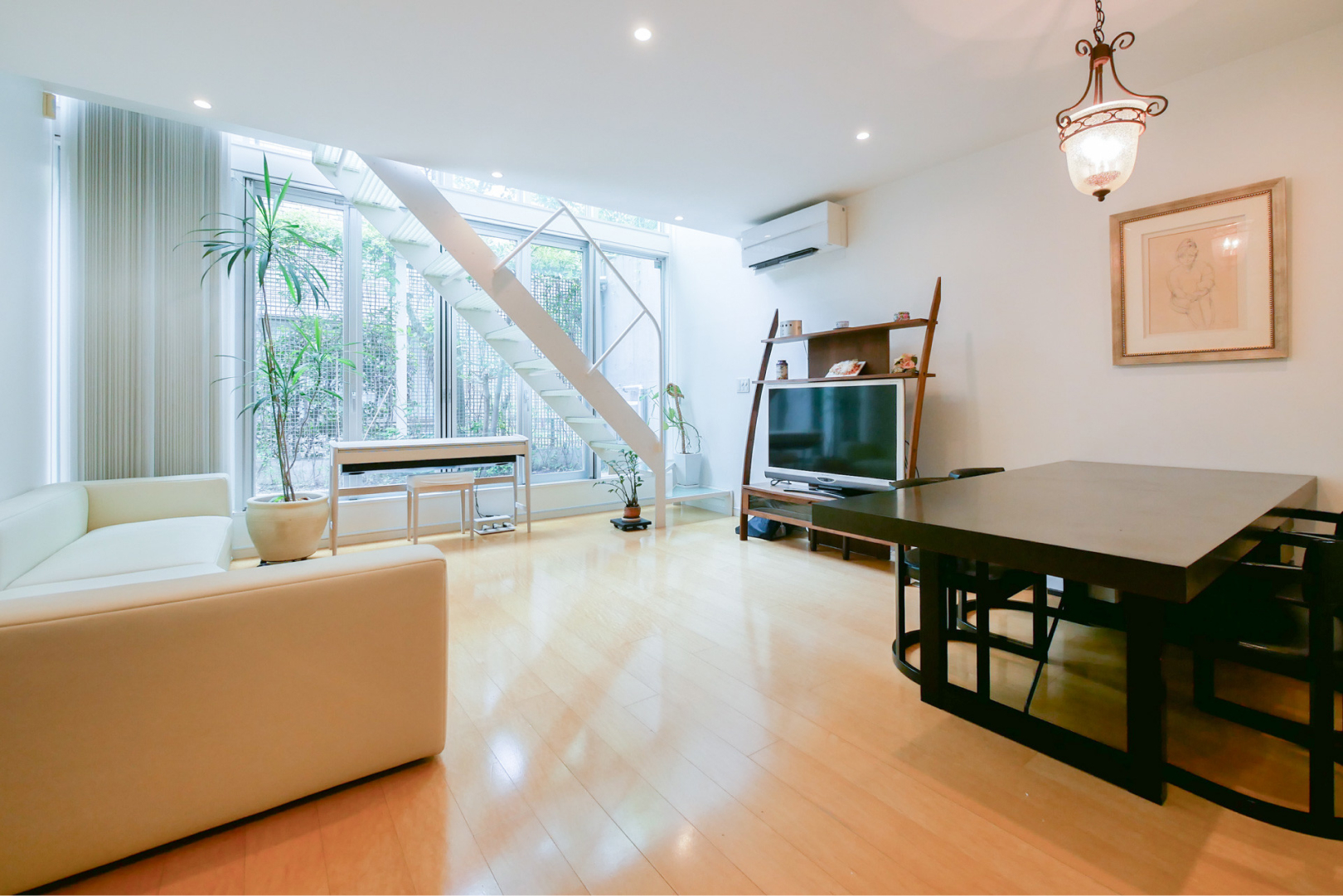 リビング 南向きのバルコニーから光が降り注ぎます。