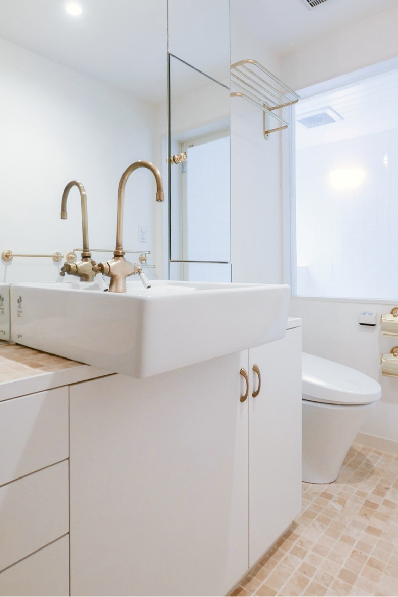 浴室に窓があり明るく清潔感なバスルーム