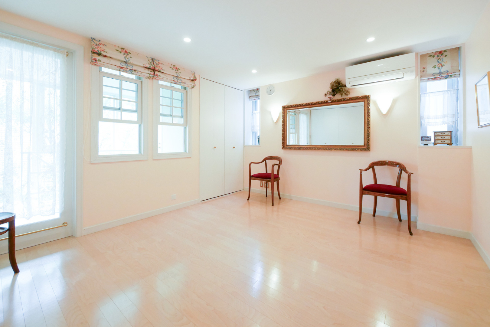 主寝室 明るく壁一面に収納があります。