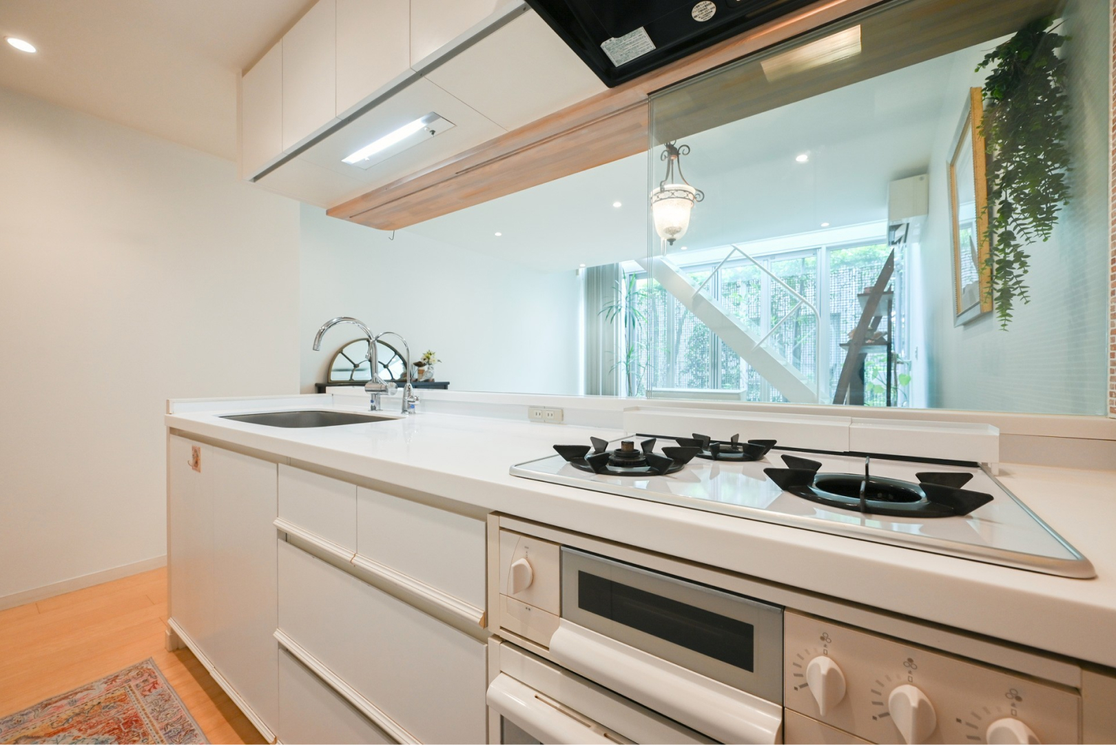 キッチン オーブンなどがビルトインされており背面には十分な収納がございます。