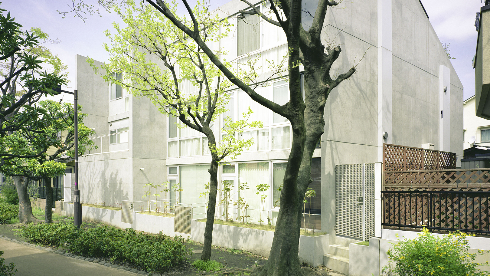 建物南側外観。緑道からもアクセス可能となります。(2007年撮影)