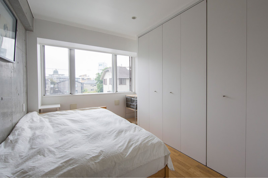 日当たり良好な南向きのベッドルーム。大型収納完備で、お部屋を広くお使いいただけます。(2018年撮影)