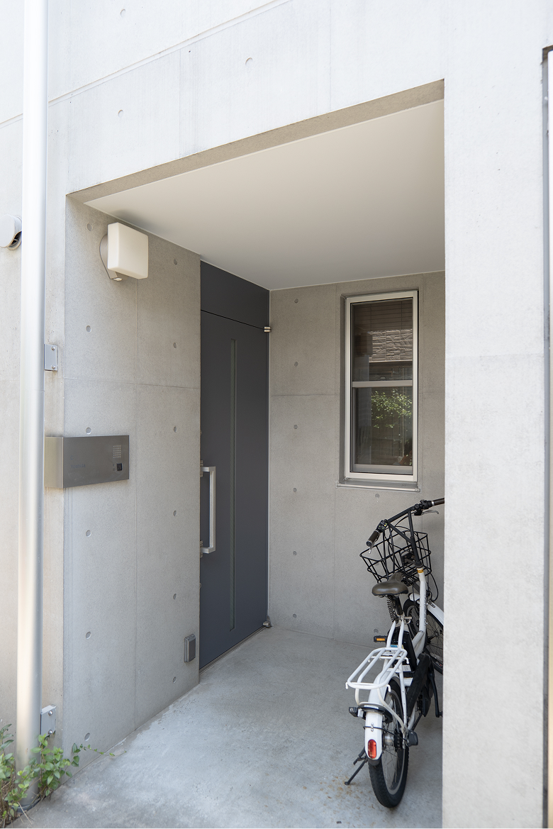 玄関ポーチ｜自転車や荷物を置けます。（2026年7月撮影）